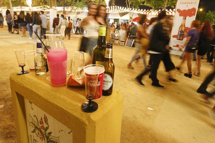 Este miércoles ha sido la jornada en la que más gente se animaba a visitar el Real de la Feria. Muchos trajes de flamenca, peinetas y flores pintaban de color la zona de casetas. En  este enlace puedes ver las mejores imágenes  de este Corpus 2018