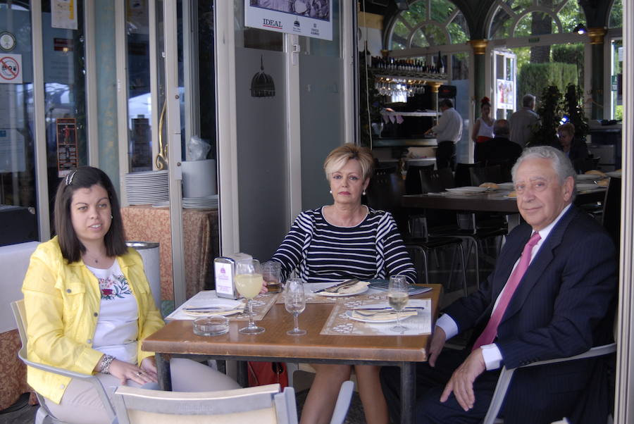 Las Titas en el centro de la ciudad vuelve a presumir del mejor ambiente con muchos amigos de IDEAL. Las mejores imágenes de este Corpus, en este  enlace