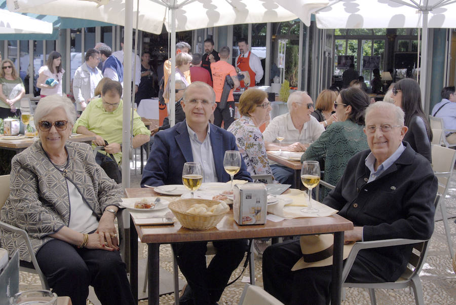 Las Titas en el centro de la ciudad vuelve a presumir del mejor ambiente con muchos amigos de IDEAL. Las mejores imágenes de este Corpus, en este  enlace