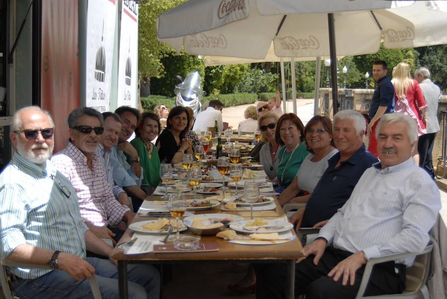 Las Titas en el centro de la ciudad vuelve a presumir del mejor ambiente con muchos amigos de IDEAL. Las mejores imágenes de este Corpus, en este  enlace