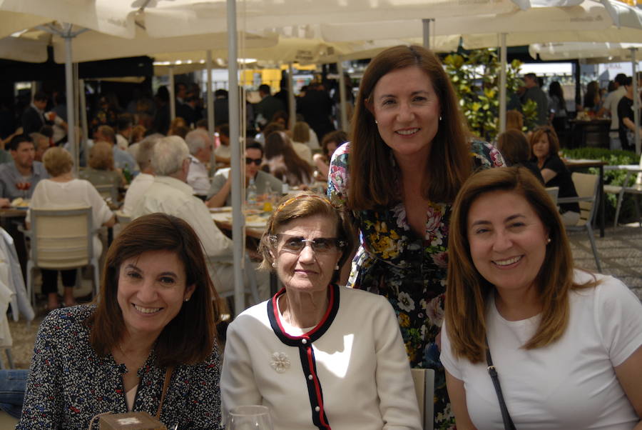 Las Titas en el centro de la ciudad vuelve a presumir del mejor ambiente con muchos amigos de IDEAL. Las mejores imágenes de este Corpus, en este  enlace