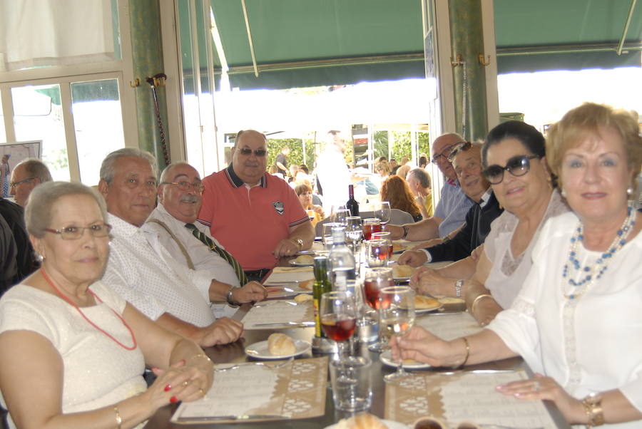 Las Titas en el centro de la ciudad vuelve a presumir del mejor ambiente con muchos amigos de IDEAL. Las mejores imágenes de este Corpus, en este  enlace