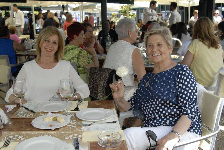 Las Titas en el centro de la ciudad vuelve a presumir del mejor ambiente con muchos amigos de IDEAL. Las mejores imágenes de este Corpus, en este  enlace