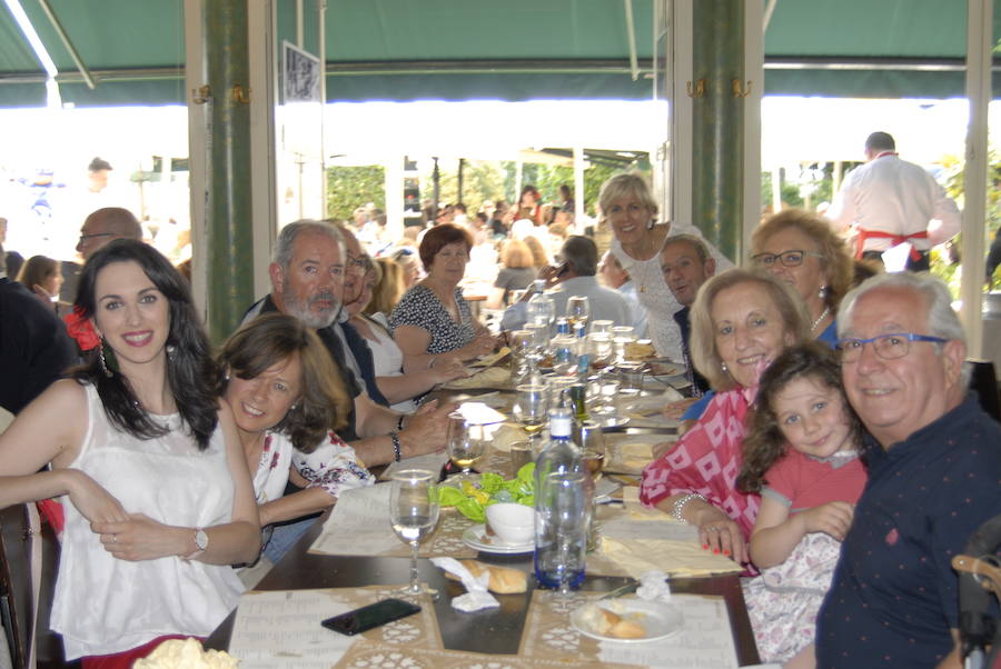 Las Titas en el centro de la ciudad vuelve a presumir del mejor ambiente con muchos amigos de IDEAL. Las mejores imágenes de este Corpus, en este  enlace