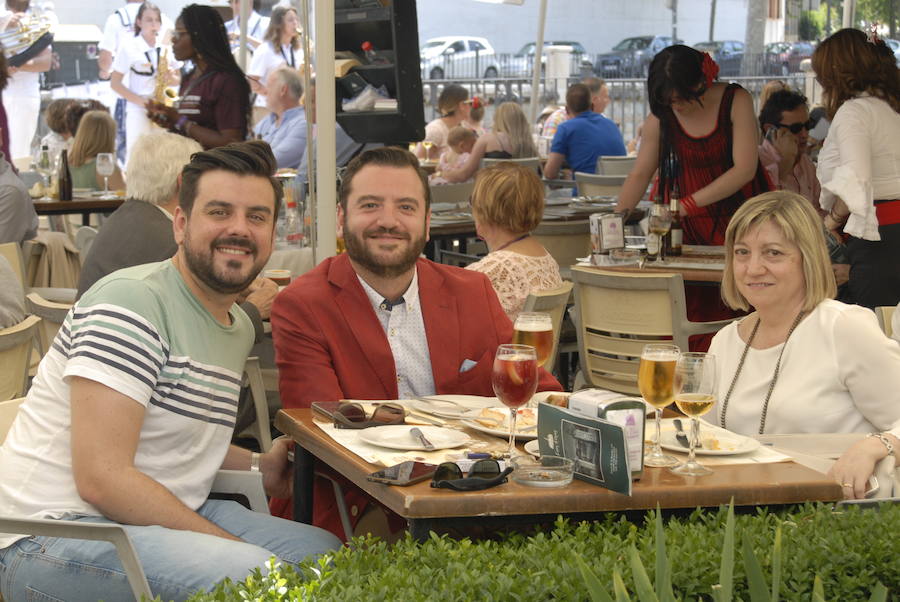 Las Titas en el centro de la ciudad vuelve a presumir del mejor ambiente con muchos amigos de IDEAL. Las mejores imágenes de este Corpus, en este  enlace