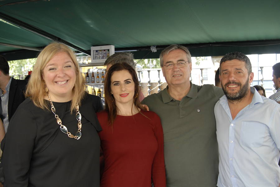 Las Titas en el centro de la ciudad vuelve a presumir del mejor ambiente con muchos amigos de IDEAL. Las mejores imágenes de este Corpus, en este  enlace