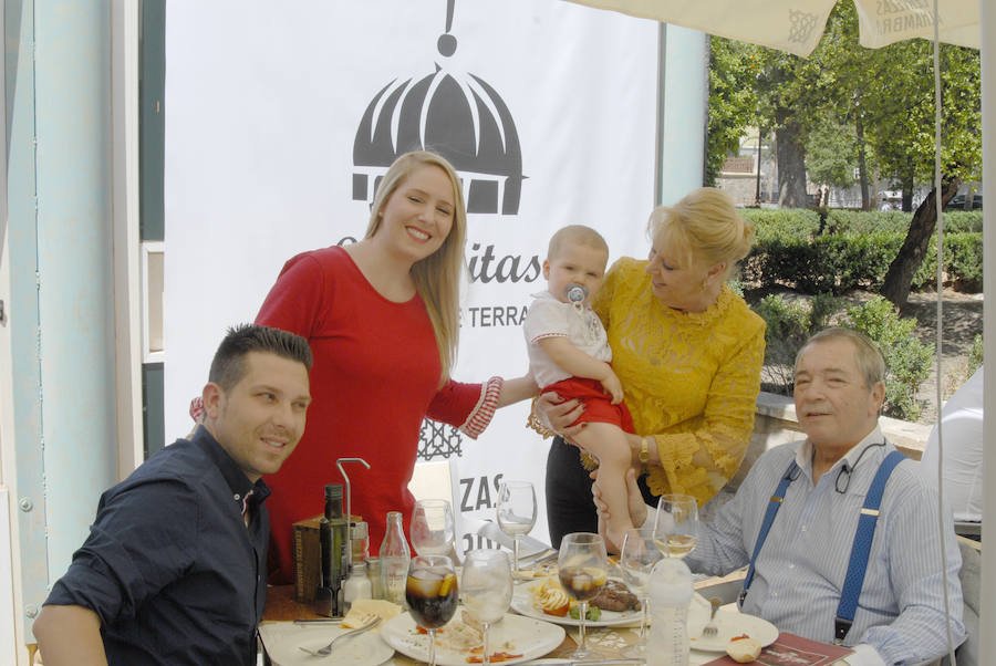 Las Titas en el centro de la ciudad vuelve a presumir del mejor ambiente con muchos amigos de IDEAL. Las mejores imágenes de este Corpus, en este  enlace