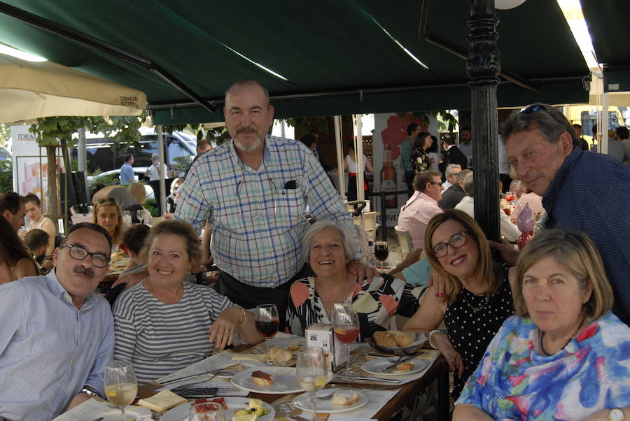 Las Titas en el centro de la ciudad vuelve a presumir del mejor ambiente con muchos amigos de IDEAL. Las mejores imágenes de este Corpus, en este  enlace