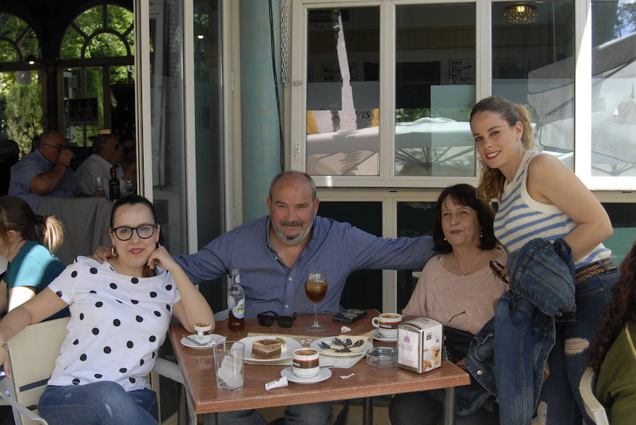 Las Titas en el centro de la ciudad vuelve a presumir del mejor ambiente con muchos amigos de IDEAL. Las mejores imágenes de este Corpus, en este  enlace