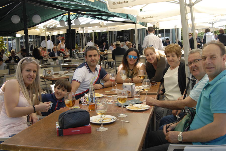 Las Titas en el centro de la ciudad vuelve a presumir del mejor ambiente con muchos amigos de IDEAL. Las mejores imágenes de este Corpus, en este  enlace