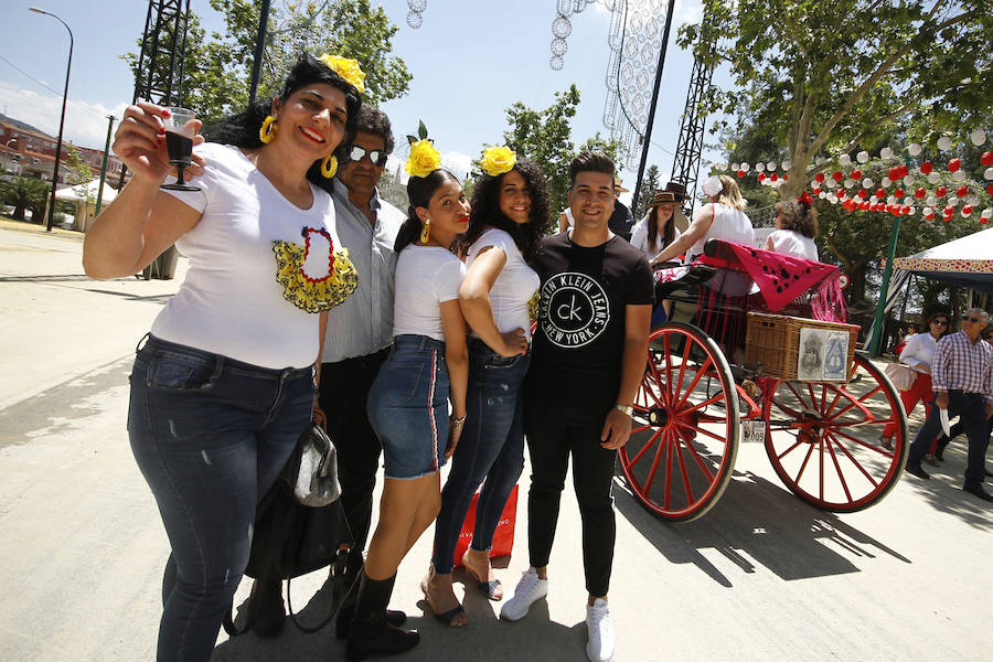 Las casetas llenas de granadinos, el albero lleno de faralaes y color, este es el aspecto que presentaba durante el día el Real de la Feria. Las mejores imágenes del Corpus , en este enlace .