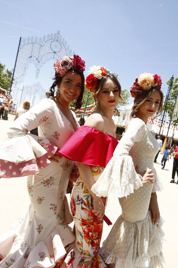 Las casetas llenas de granadinos, el albero lleno de faralaes y color, este es el aspecto que presentaba durante el día el Real de la Feria. Las mejores imágenes del Corpus , en este enlace .