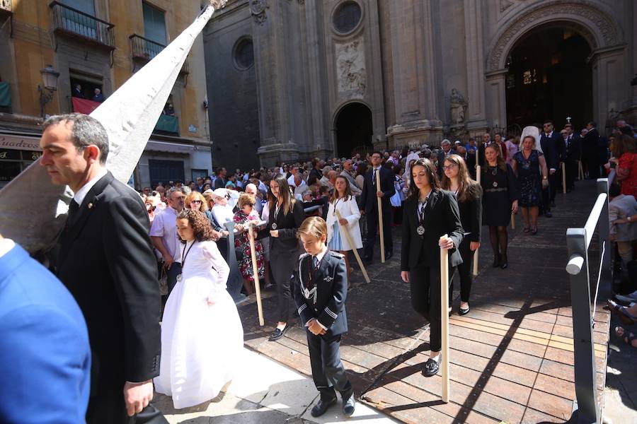 El extenso cortejo ha mezclado los elementos civiles y religiosos en un colorido desfile que ha sido seguido por miles de personas en la calle. Puede ver más fotos del Corpus en  este enlace . 