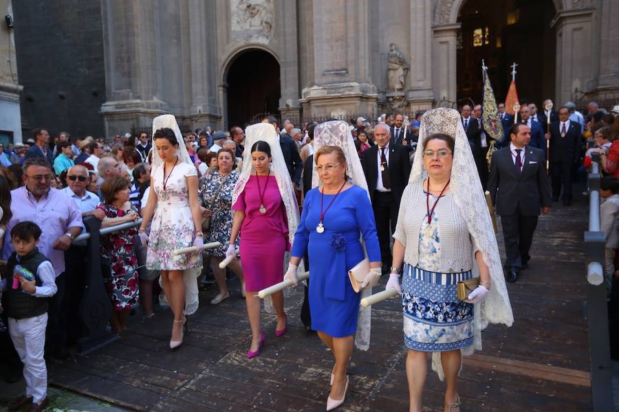 El extenso cortejo ha mezclado los elementos civiles y religiosos en un colorido desfile que ha sido seguido por miles de personas en la calle. Puede ver más fotos del Corpus en  este enlace . 