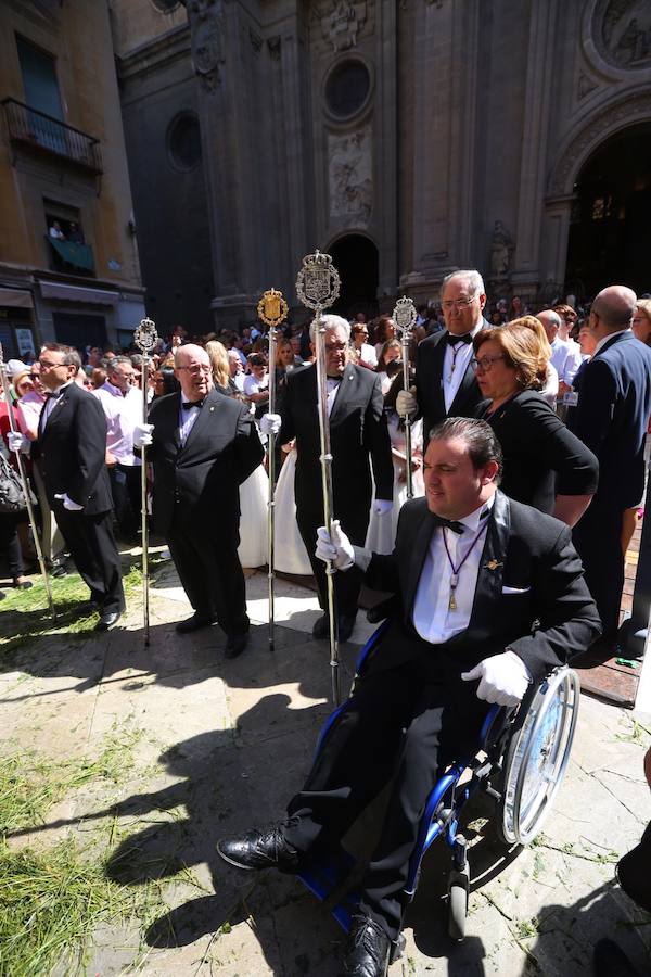 El extenso cortejo ha mezclado los elementos civiles y religiosos en un colorido desfile que ha sido seguido por miles de personas en la calle. Puede ver más fotos del Corpus en  este enlace . 