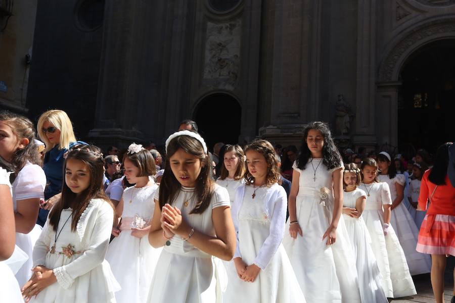 El extenso cortejo ha mezclado los elementos civiles y religiosos en un colorido desfile que ha sido seguido por miles de personas en la calle. Puede ver más fotos del Corpus en  este enlace . 