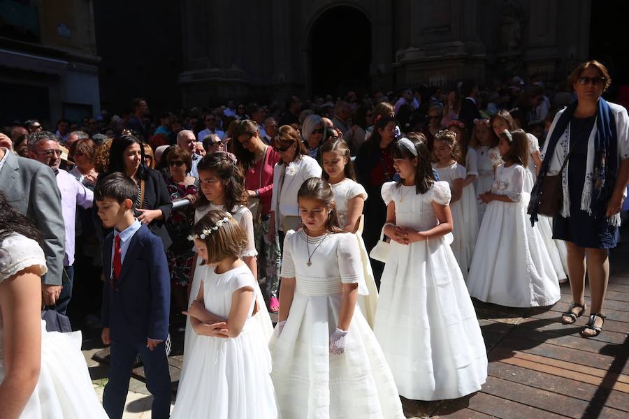 El extenso cortejo ha mezclado los elementos civiles y religiosos en un colorido desfile que ha sido seguido por miles de personas en la calle. Puede ver más fotos del Corpus en  este enlace . 