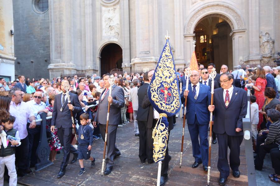 El extenso cortejo ha mezclado los elementos civiles y religiosos en un colorido desfile que ha sido seguido por miles de personas en la calle. Puede ver más fotos del Corpus en  este enlace . 