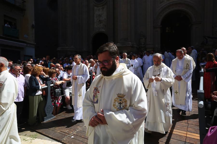 El extenso cortejo ha mezclado los elementos civiles y religiosos en un colorido desfile que ha sido seguido por miles de personas en la calle. Puede ver más fotos del Corpus en  este enlace . 