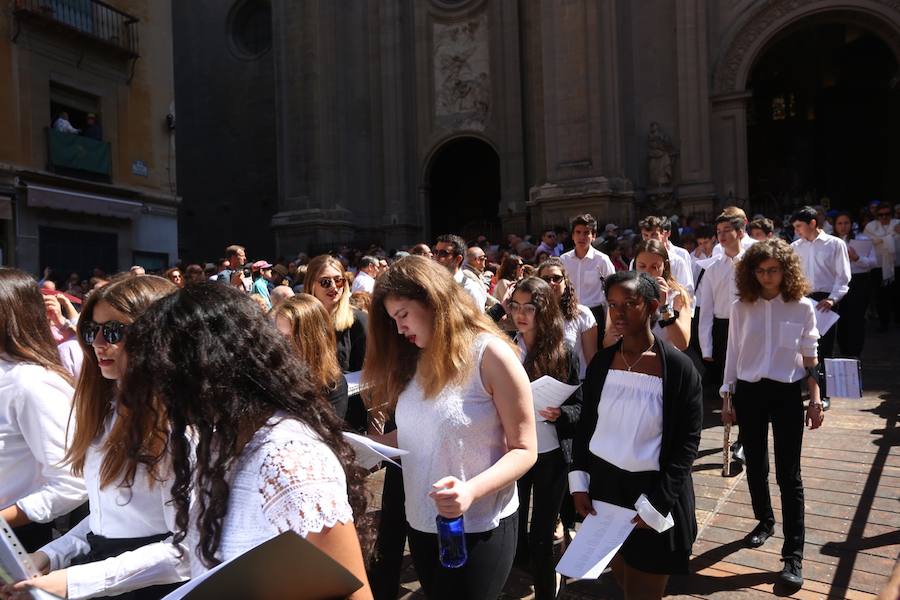 El extenso cortejo ha mezclado los elementos civiles y religiosos en un colorido desfile que ha sido seguido por miles de personas en la calle. Puede ver más fotos del Corpus en  este enlace . 