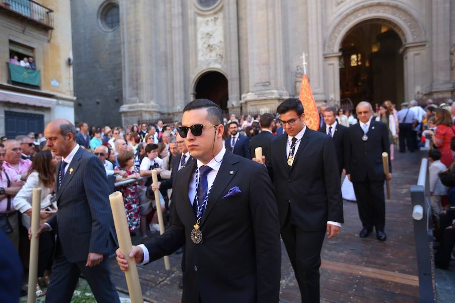 El extenso cortejo ha mezclado los elementos civiles y religiosos en un colorido desfile que ha sido seguido por miles de personas en la calle. Puede ver más fotos del Corpus en  este enlace . 