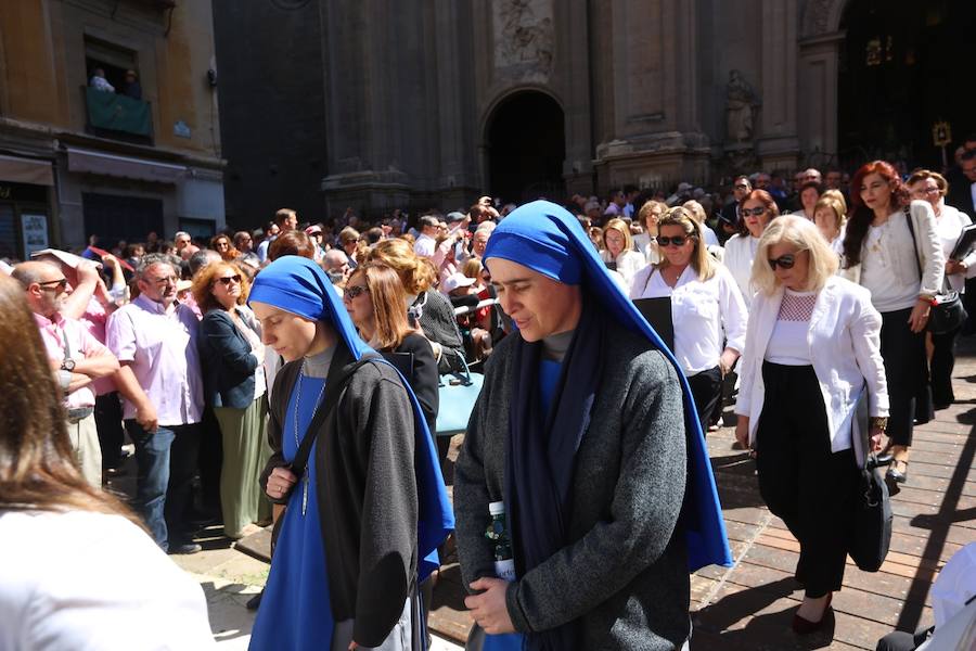 El extenso cortejo ha mezclado los elementos civiles y religiosos en un colorido desfile que ha sido seguido por miles de personas en la calle. Puede ver más fotos del Corpus en  este enlace . 