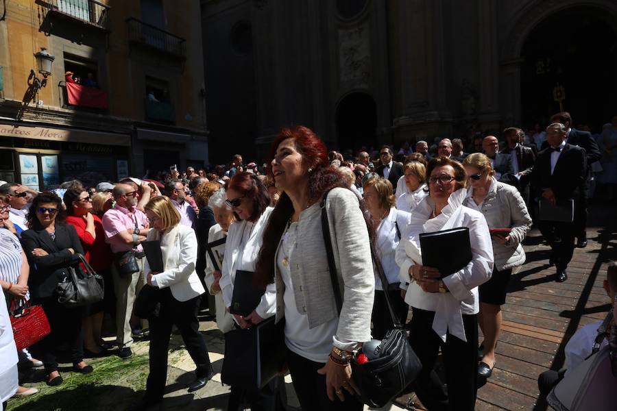 El extenso cortejo ha mezclado los elementos civiles y religiosos en un colorido desfile que ha sido seguido por miles de personas en la calle. Puede ver más fotos del Corpus en  este enlace . 