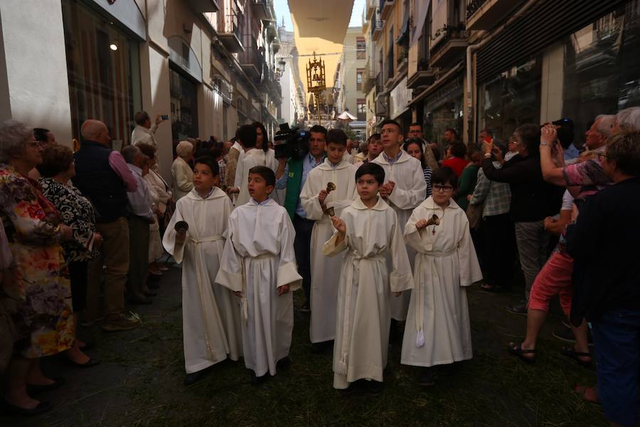 El extenso cortejo ha mezclado los elementos civiles y religiosos en un colorido desfile que ha sido seguido por miles de personas en la calle. Puede ver más fotos del Corpus en  este enlace . 