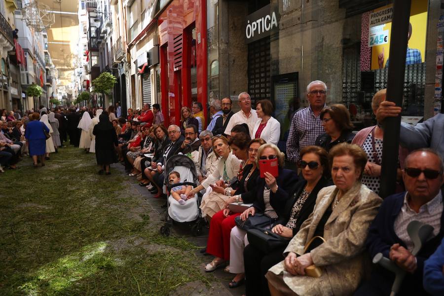 El extenso cortejo ha mezclado los elementos civiles y religiosos en un colorido desfile que ha sido seguido por miles de personas en la calle. Puede ver más fotos del Corpus en  este enlace . 