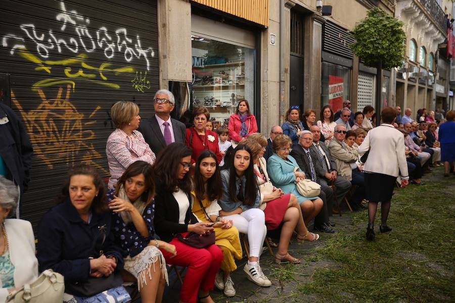 El extenso cortejo ha mezclado los elementos civiles y religiosos en un colorido desfile que ha sido seguido por miles de personas en la calle. Puede ver más fotos del Corpus en  este enlace . 