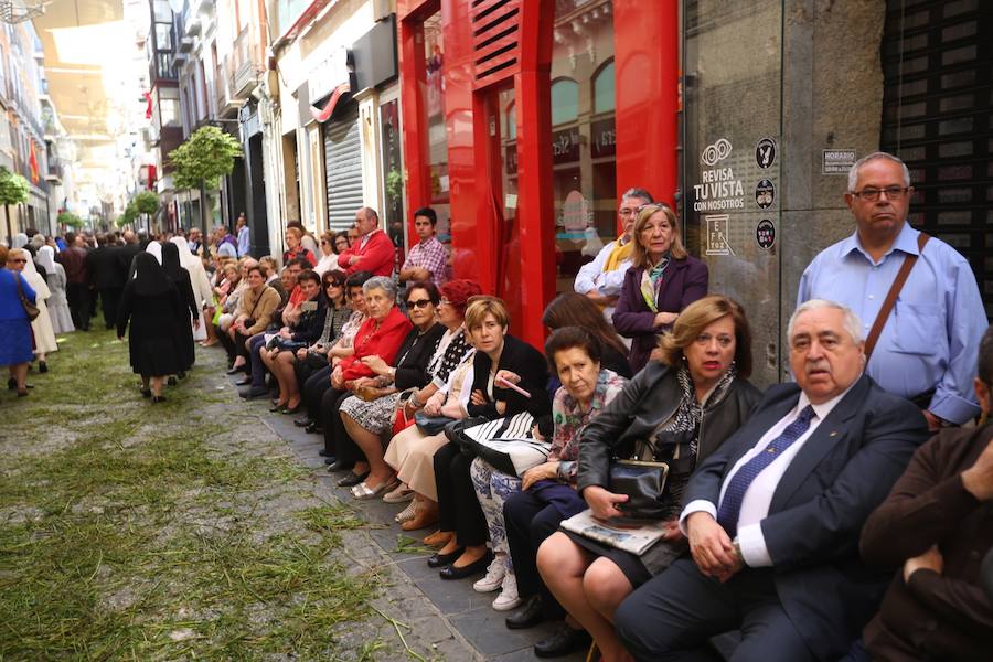 El extenso cortejo ha mezclado los elementos civiles y religiosos en un colorido desfile que ha sido seguido por miles de personas en la calle. Puede ver más fotos del Corpus en  este enlace . 