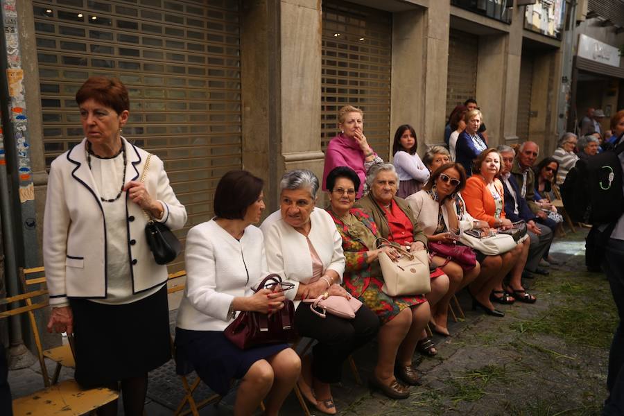 El extenso cortejo ha mezclado los elementos civiles y religiosos en un colorido desfile que ha sido seguido por miles de personas en la calle. Puede ver más fotos del Corpus en  este enlace . 