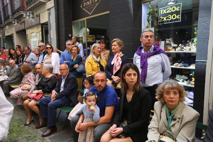 El extenso cortejo ha mezclado los elementos civiles y religiosos en un colorido desfile que ha sido seguido por miles de personas en la calle. Puede ver más fotos del Corpus en  este enlace . 