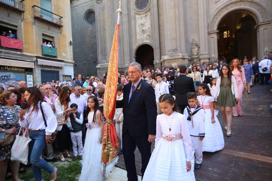 El extenso cortejo ha mezclado los elementos civiles y religiosos en un colorido desfile que ha sido seguido por miles de personas en la calle. Puede ver más fotos del Corpus en  este enlace . 