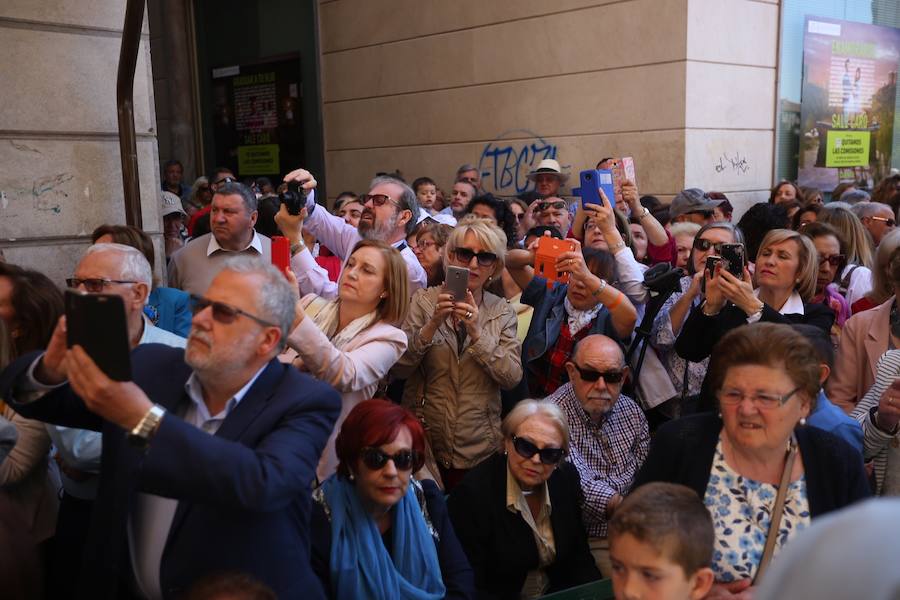 El extenso cortejo ha mezclado los elementos civiles y religiosos en un colorido desfile que ha sido seguido por miles de personas en la calle. Puede ver más fotos del Corpus en  este enlace . 