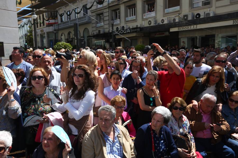 El extenso cortejo ha mezclado los elementos civiles y religiosos en un colorido desfile que ha sido seguido por miles de personas en la calle. Puede ver más fotos del Corpus en  este enlace . 