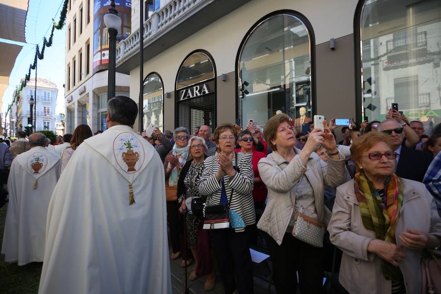 El extenso cortejo ha mezclado los elementos civiles y religiosos en un colorido desfile que ha sido seguido por miles de personas en la calle. Puede ver más fotos del Corpus en  este enlace . 