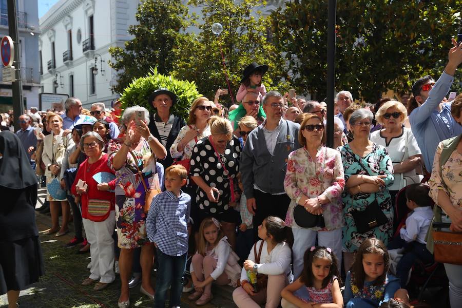 El extenso cortejo ha mezclado los elementos civiles y religiosos en un colorido desfile que ha sido seguido por miles de personas en la calle. Puede ver más fotos del Corpus en  este enlace . 