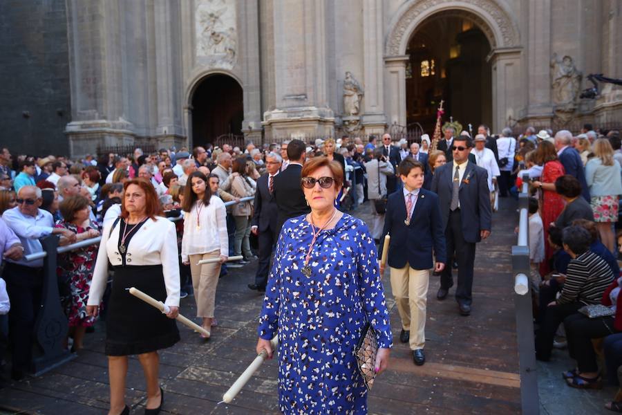 El extenso cortejo ha mezclado los elementos civiles y religiosos en un colorido desfile que ha sido seguido por miles de personas en la calle. Puede ver más fotos del Corpus en  este enlace . 