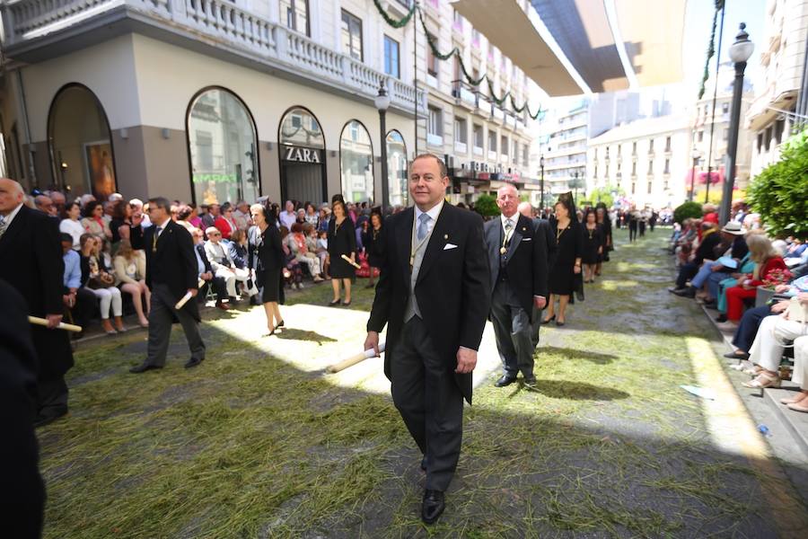 El extenso cortejo ha mezclado los elementos civiles y religiosos en un colorido desfile que ha sido seguido por miles de personas en la calle. Puede ver más fotos del Corpus en  este enlace . 