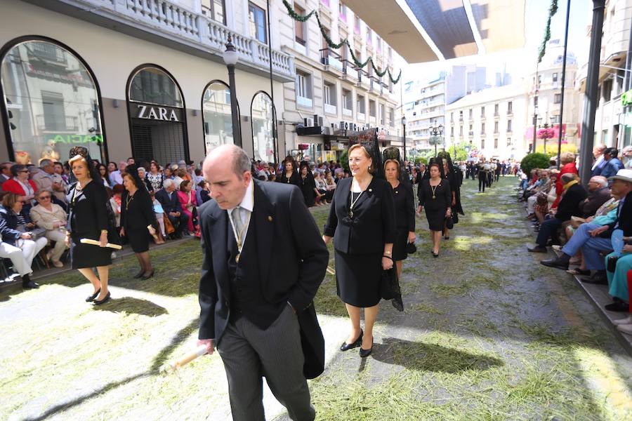 El extenso cortejo ha mezclado los elementos civiles y religiosos en un colorido desfile que ha sido seguido por miles de personas en la calle. Puede ver más fotos del Corpus en  este enlace . 