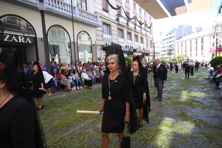 El extenso cortejo ha mezclado los elementos civiles y religiosos en un colorido desfile que ha sido seguido por miles de personas en la calle. Puede ver más fotos del Corpus en  este enlace . 