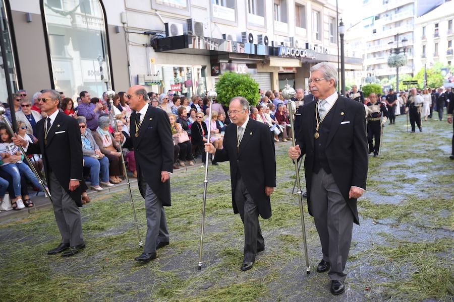 El extenso cortejo ha mezclado los elementos civiles y religiosos en un colorido desfile que ha sido seguido por miles de personas en la calle. Puede ver más fotos del Corpus en  este enlace . 