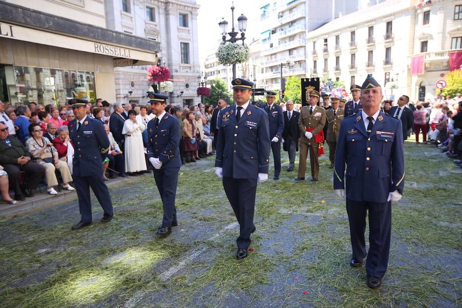 El extenso cortejo ha mezclado los elementos civiles y religiosos en un colorido desfile que ha sido seguido por miles de personas en la calle. Puede ver más fotos del Corpus en  este enlace . 