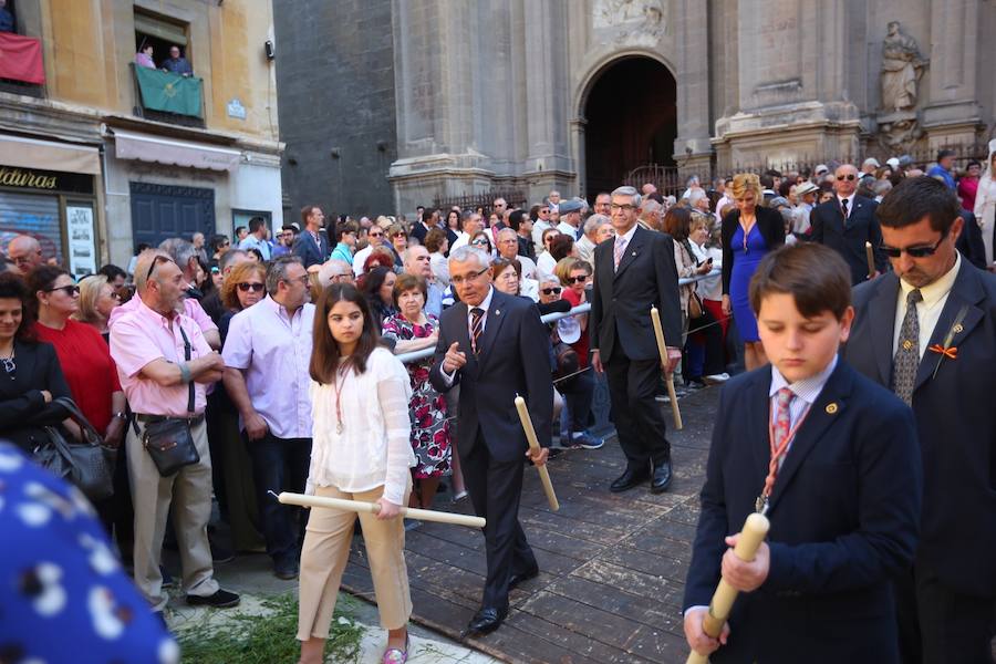 El extenso cortejo ha mezclado los elementos civiles y religiosos en un colorido desfile que ha sido seguido por miles de personas en la calle. Puede ver más fotos del Corpus en  este enlace . 