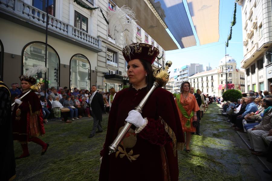 El extenso cortejo ha mezclado los elementos civiles y religiosos en un colorido desfile que ha sido seguido por miles de personas en la calle. Puede ver más fotos del Corpus en  este enlace . 