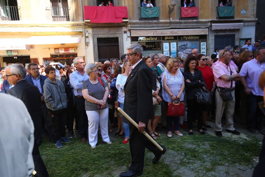 El extenso cortejo ha mezclado los elementos civiles y religiosos en un colorido desfile que ha sido seguido por miles de personas en la calle. Puede ver más fotos del Corpus en  este enlace . 