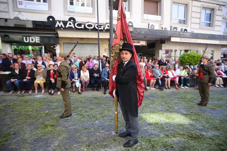 El extenso cortejo ha mezclado los elementos civiles y religiosos en un colorido desfile que ha sido seguido por miles de personas en la calle. Puede ver más fotos del Corpus en  este enlace . 