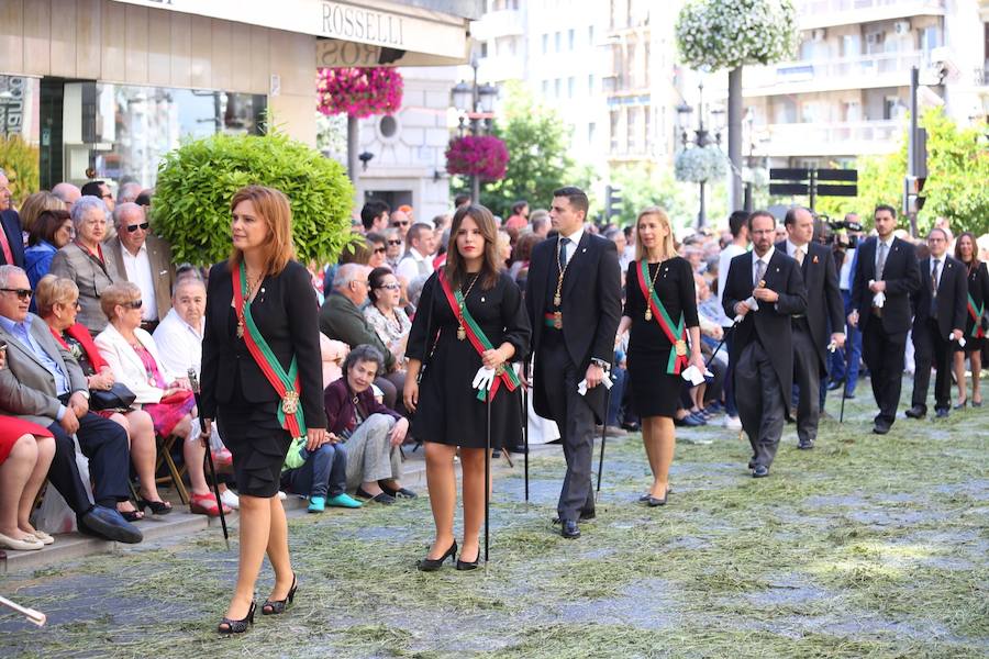 El extenso cortejo ha mezclado los elementos civiles y religiosos en un colorido desfile que ha sido seguido por miles de personas en la calle. Puede ver más fotos del Corpus en  este enlace . 