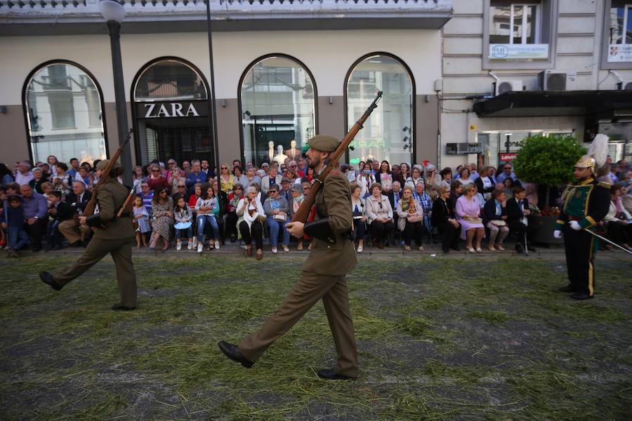 El extenso cortejo ha mezclado los elementos civiles y religiosos en un colorido desfile que ha sido seguido por miles de personas en la calle. Puede ver más fotos del Corpus en  este enlace . 